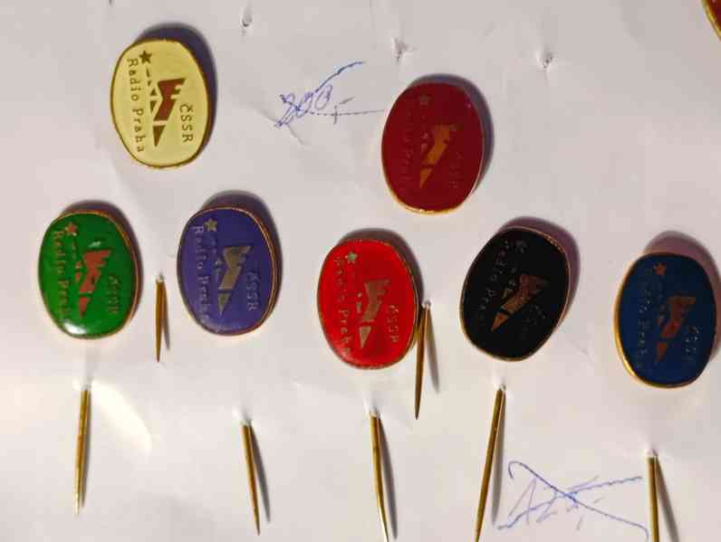 Sada 7 sběratelských odznaků Radio Praha oválné - foto 2