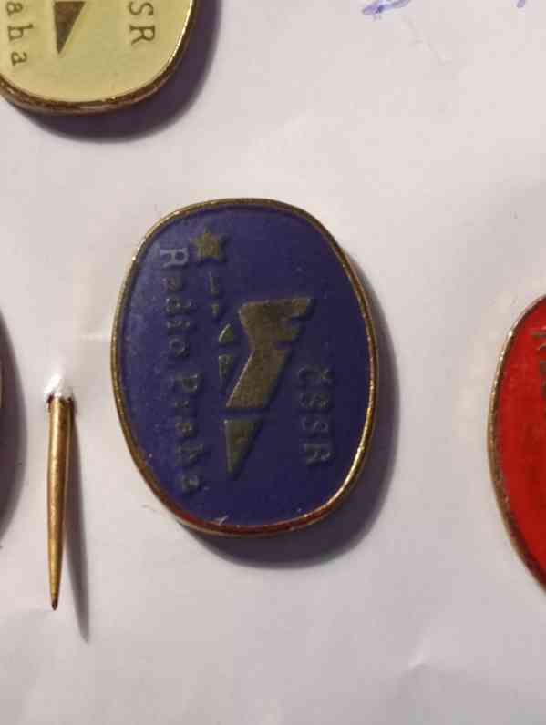 Sada 7 sběratelských odznaků Radio Praha oválné - foto 11