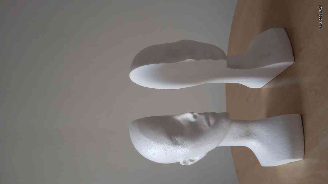Hlava polystyren svisle rozpůlená výška 32 cm, obvod 54 cm - foto 1