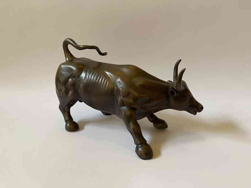 Řítící se býk Wall Street - velká bronzová socha