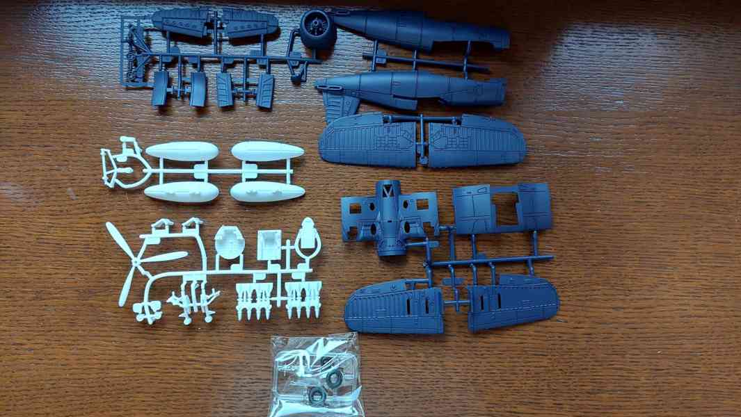 4D model nacvakávací stavebnice Corsair F4U (tmavý) 1:48 - foto 2