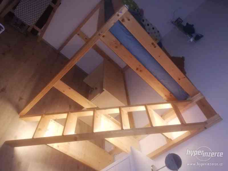 Vyvýšená postel 140x200 + osvětlení schodů - foto 1