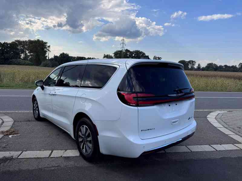 Chrysler Pacifica 3,6 Hybrid Čočka TOP 2023 - foto 3