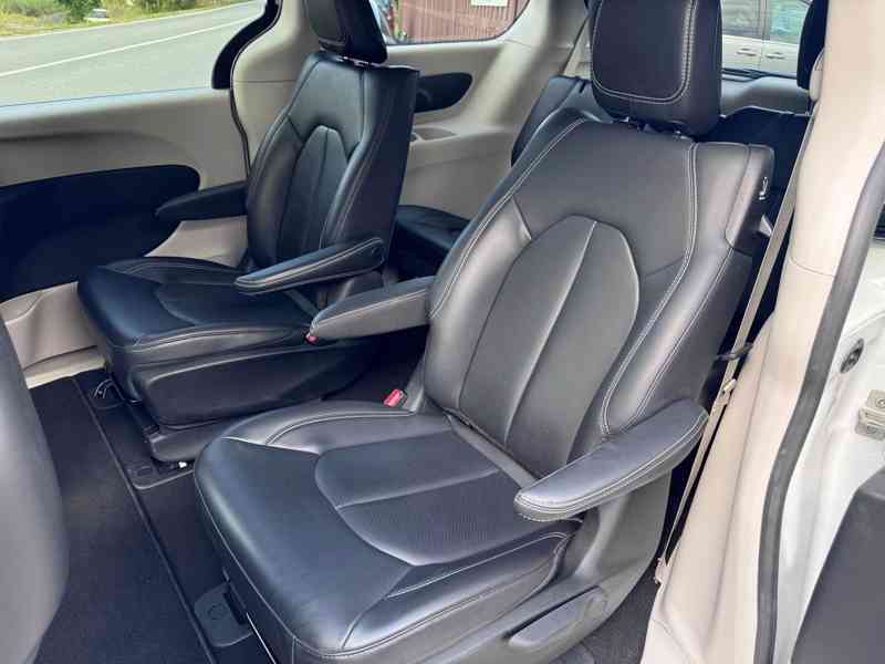 Chrysler Pacifica 3,6 Hybrid Čočka TOP 2023 - foto 15