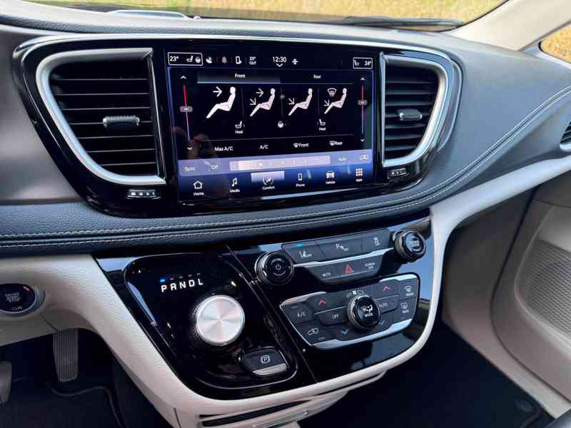 Chrysler Pacifica 3,6 Hybrid Čočka TOP 2023 - foto 20