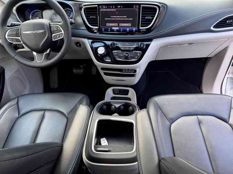 Chrysler Pacifica 3,6 Hybrid Čočka TOP 2023 - foto 14