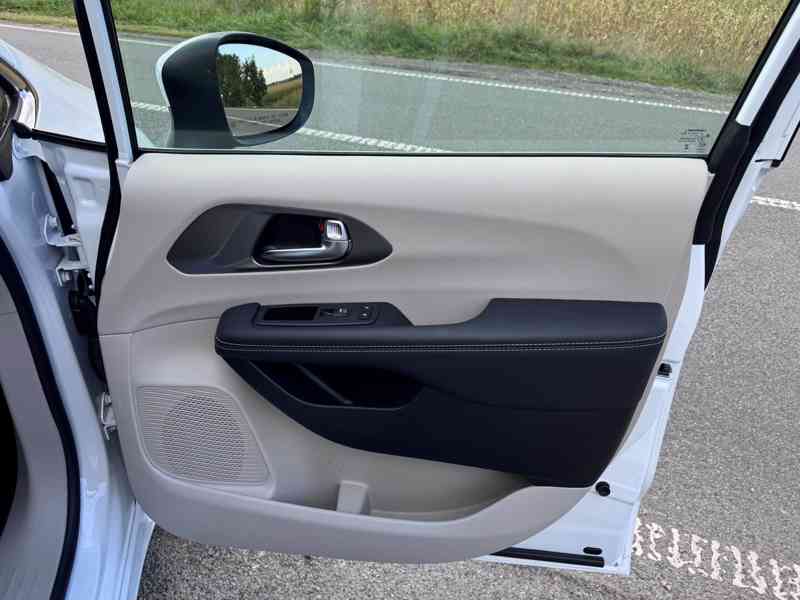 Chrysler Pacifica 3,6 Hybrid Čočka TOP 2023 - foto 13