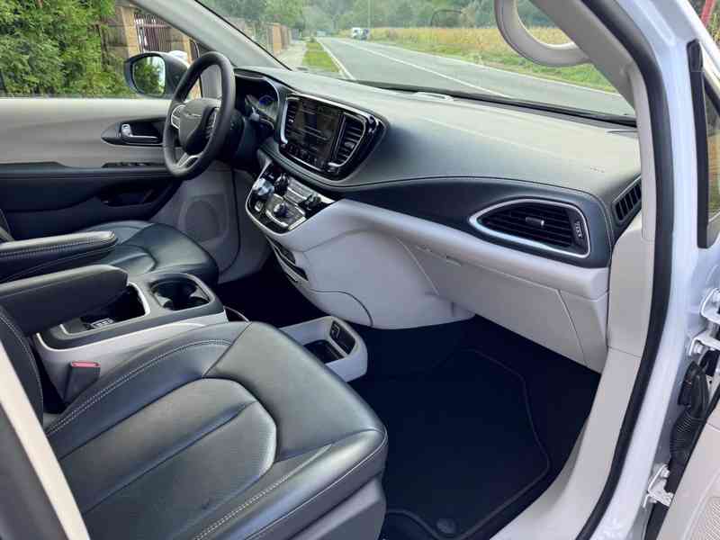 Chrysler Pacifica 3,6 Hybrid Čočka TOP 2023 - foto 12