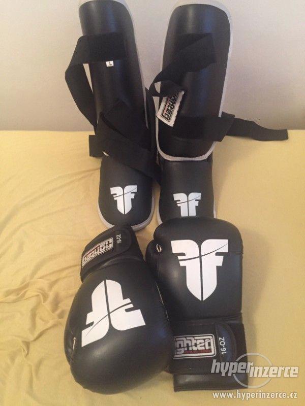Boxerské rukavice a holenní chrániče Fighter - foto 1
