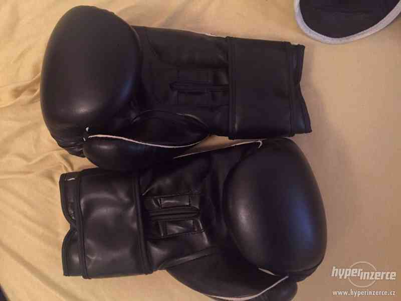 Boxerské rukavice a holenní chrániče Fighter - foto 2