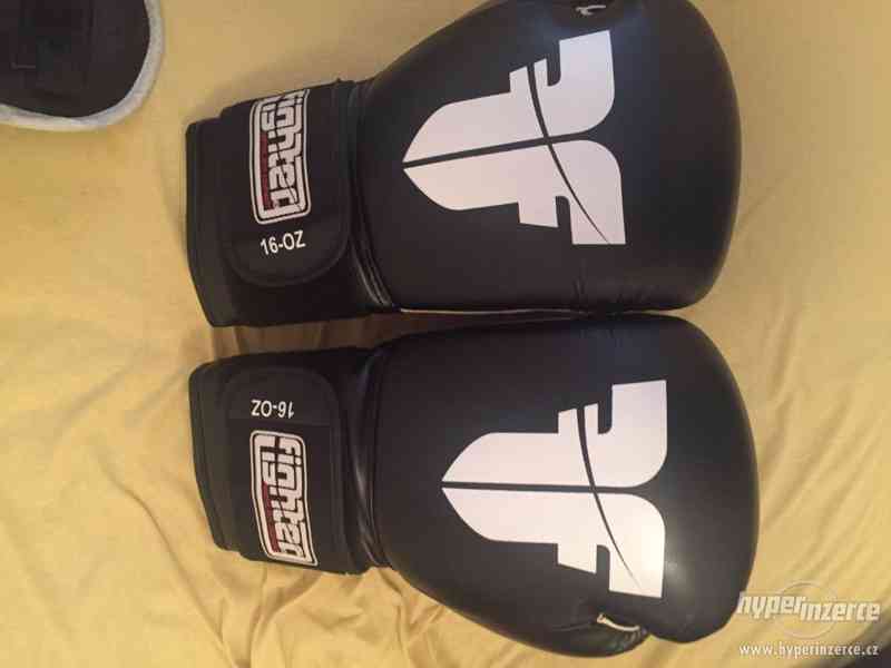 Boxerské rukavice a holenní chrániče Fighter - foto 3