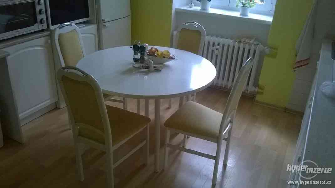 Kuchyňský kulatý stůl a čalouněné židle - foto 4