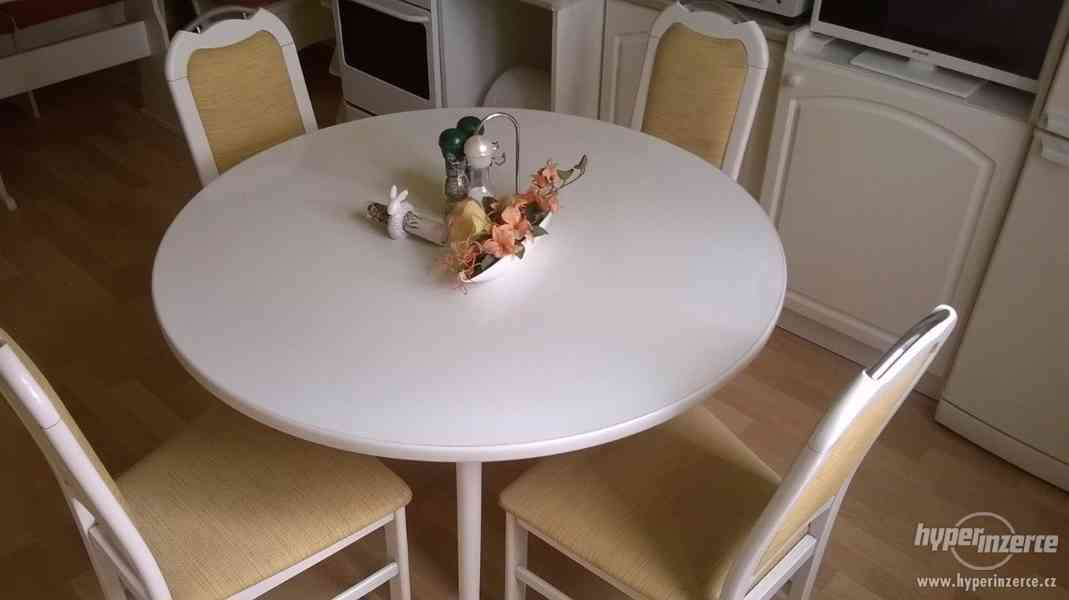 Kuchyňský kulatý stůl a čalouněné židle - foto 5