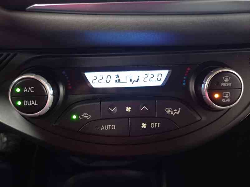 Toyota Yaris 1.5 Hybrid 74kW/Serv.Kniha/1MAJ - foto 35