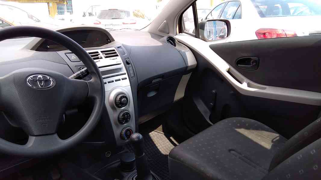 TOYOTA Yaris 1,0VVT-i Comfort  ČR - foto 18