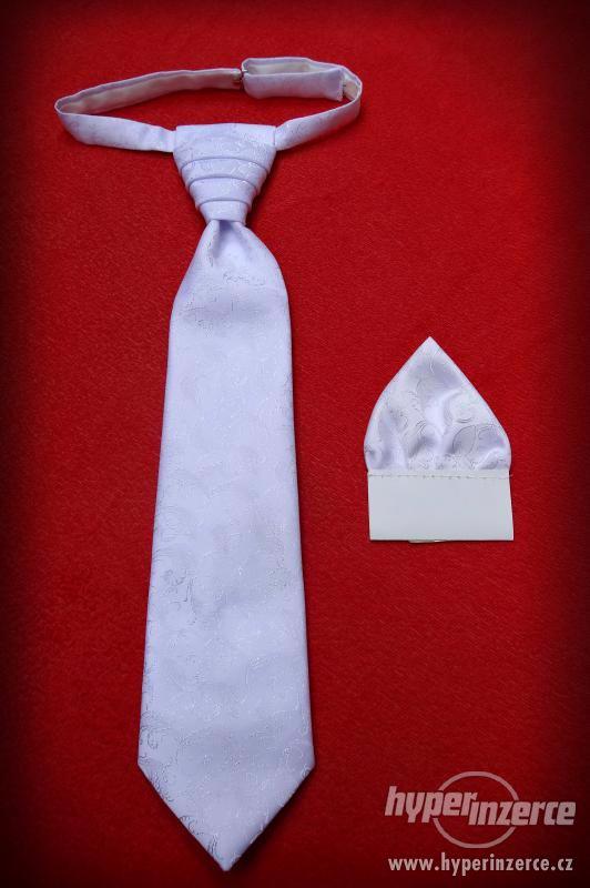 Kravata včetně kapesníčku - sváteční; bíla s podtiskem - foto 1