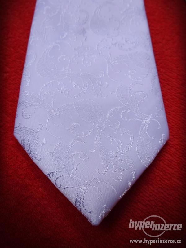Kravata včetně kapesníčku - sváteční; bíla s podtiskem - foto 2