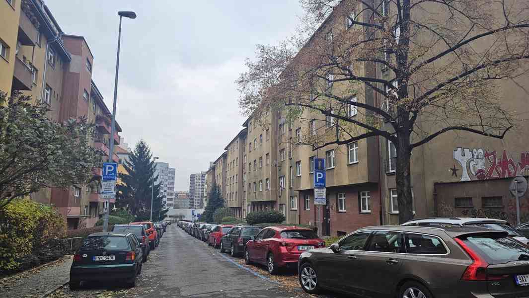 Cihlová garsoniéra 21m2 v Praze Vršovicích v OV, ihned volná - foto 7