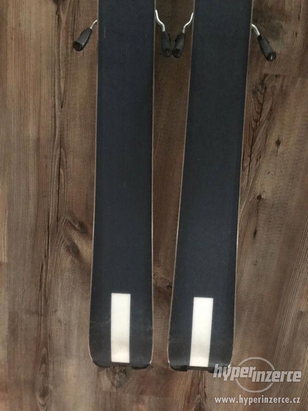 Dámské stylové lyže HEAD ABSOLUT JOY délka 153,158cm a další - foto 7