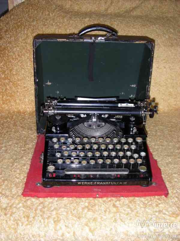 Starožitný kufříkový psací stroj - foto 1