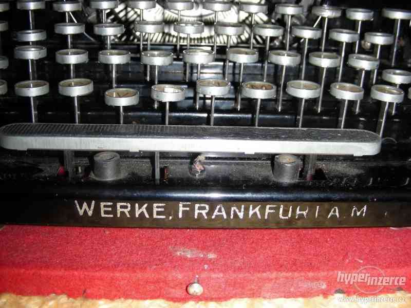 Starožitný kufříkový psací stroj - foto 2