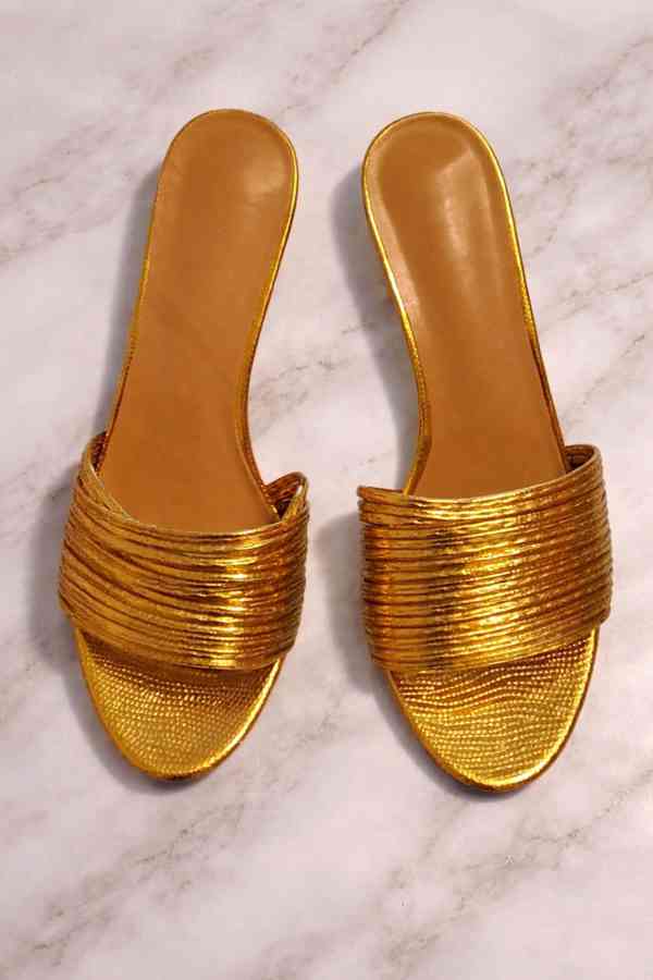Nepřehlédnutelné sytě zlatě pantofle na podpatku  - foto 2