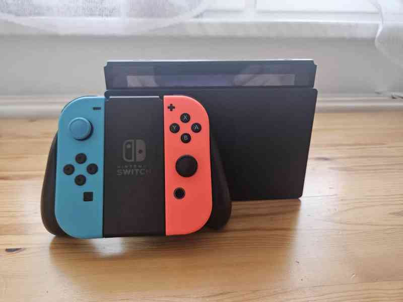 Konzole Nintendo Switch, červená/modrá.  Jako nová. - foto 4