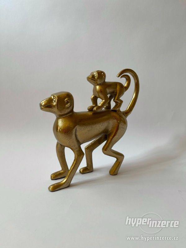 Opice s mládětem - zlatá socha - foto 1