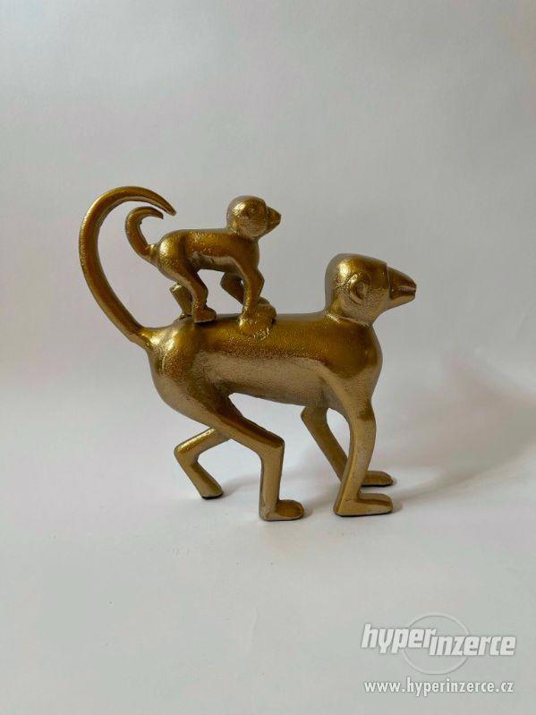 Opice s mládětem - zlatá socha - foto 2
