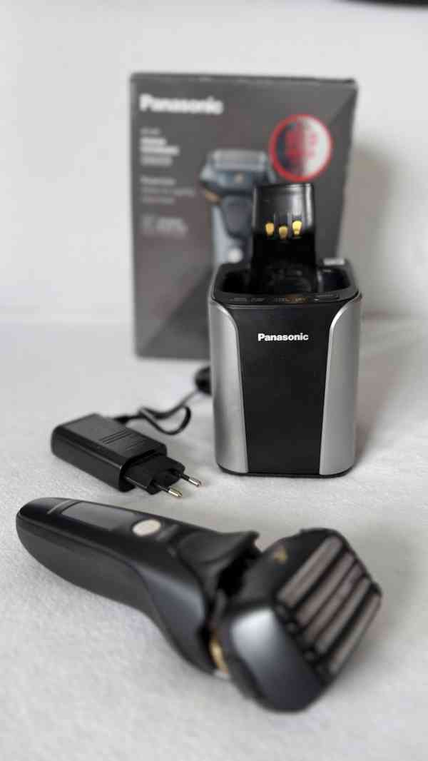 Panasonic ES-LV97 holicí strojek s čisticí a nabíjecí stanic - foto 2