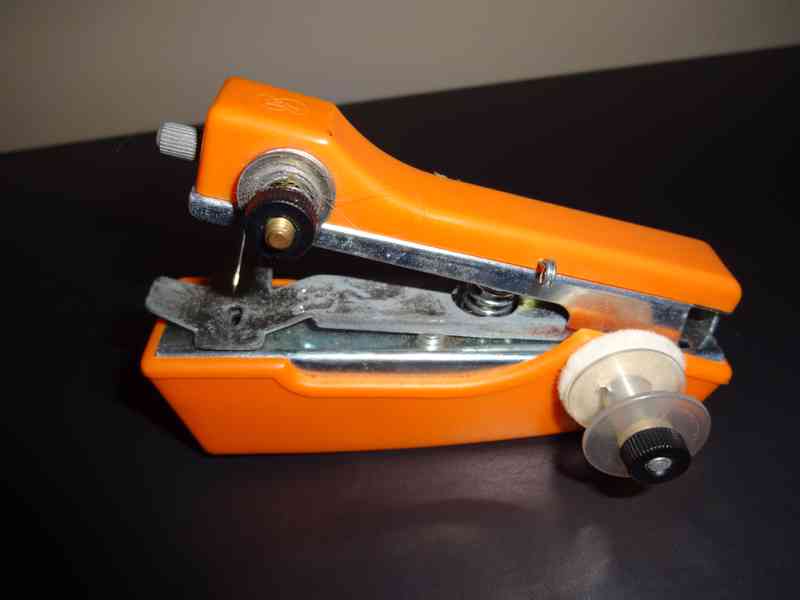 Šicí strojek a hříbek - foto 3