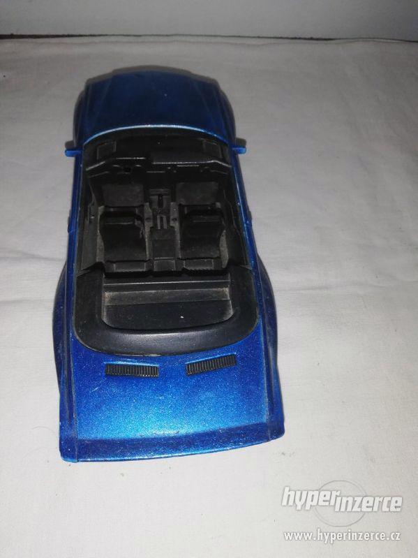 Modré auto na setrvačník - foto 3