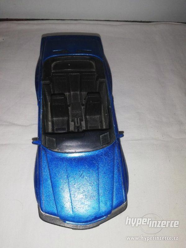 Modré auto na setrvačník - foto 4