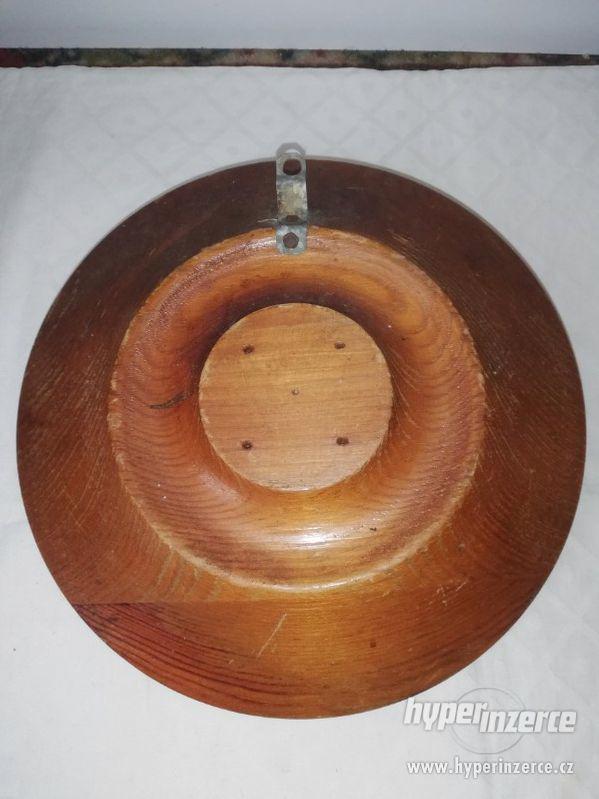 Dřevěný talíř s kovovou růží - foto 2