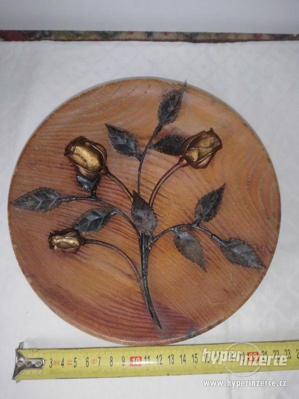 Dřevěný talíř s kovovou růží - foto 3