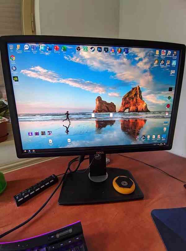 Velmi výkonný stolní počítač s monitorem - foto 5
