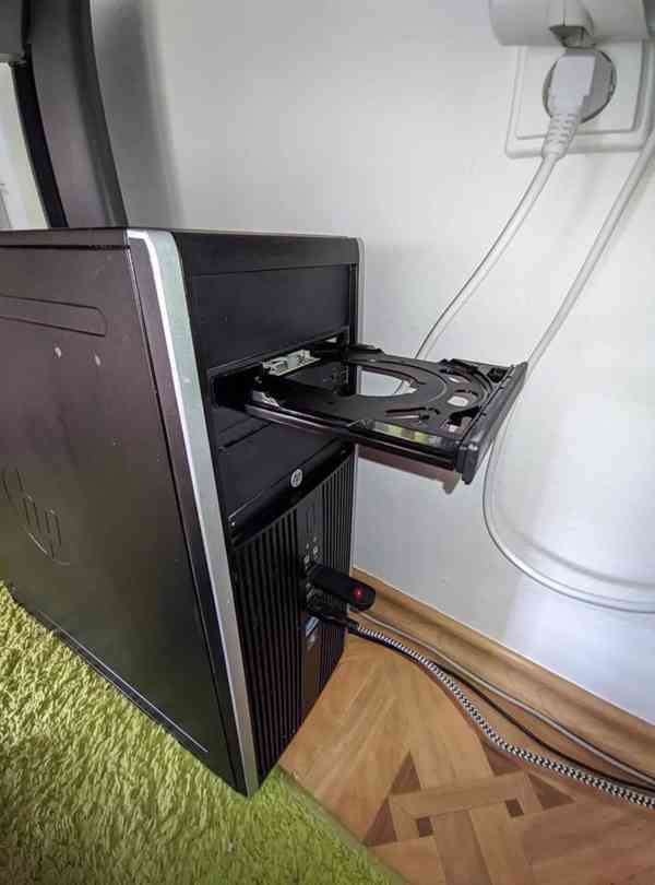 Velmi výkonný stolní počítač s monitorem - foto 4