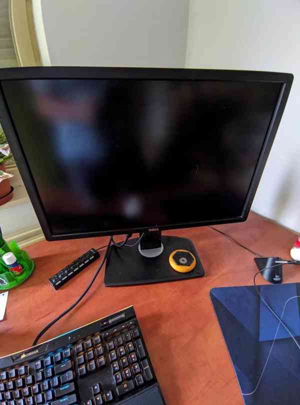 Velmi výkonný stolní počítač s monitorem