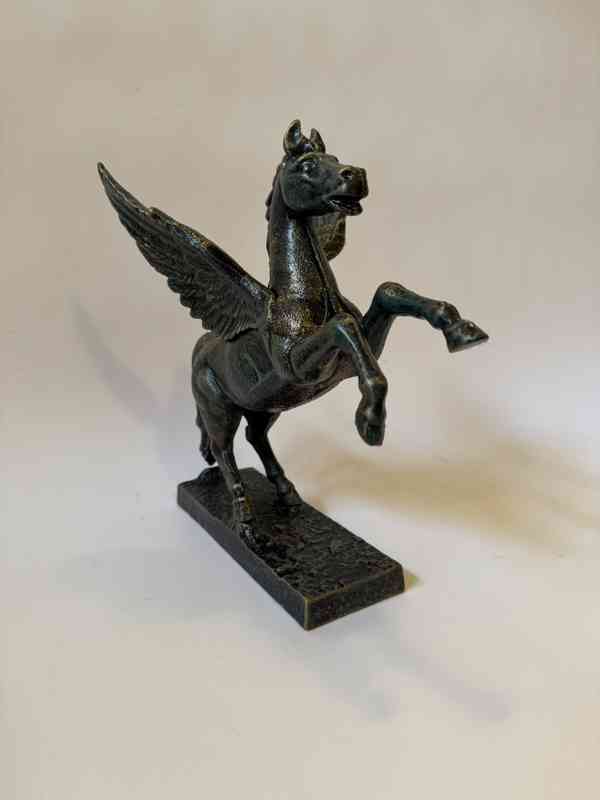 Kůň Pegas - socha litina - foto 2