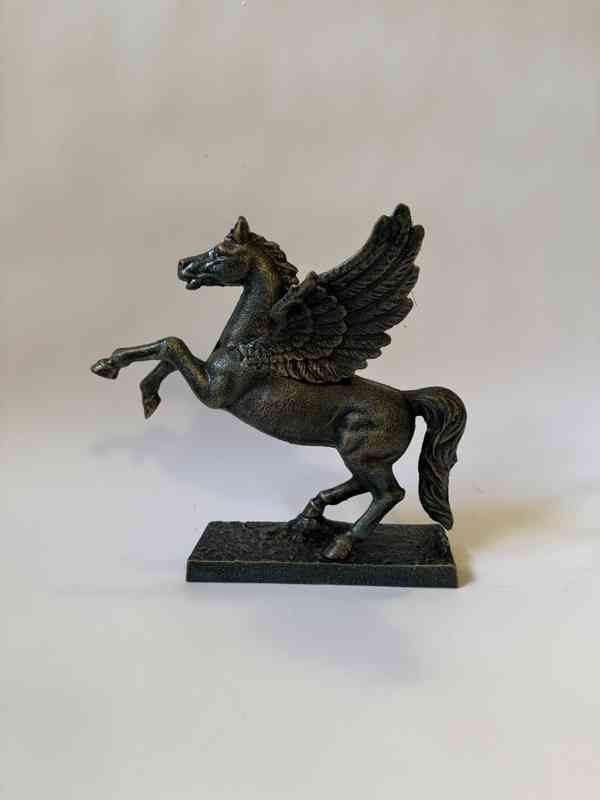 Kůň Pegas - socha litina - foto 1