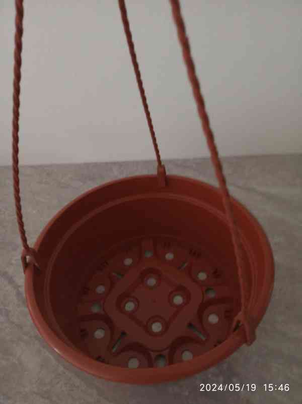 Hnědý závěsný květináč nový - foto 2