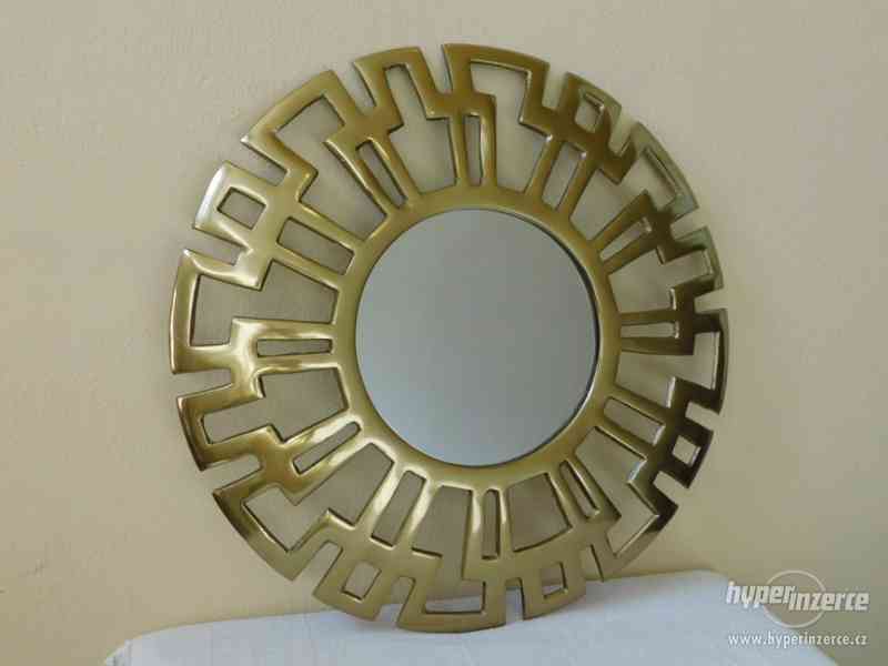 Luxusní zlaté zrcadlo v kovovém kulatém rámu - foto 1