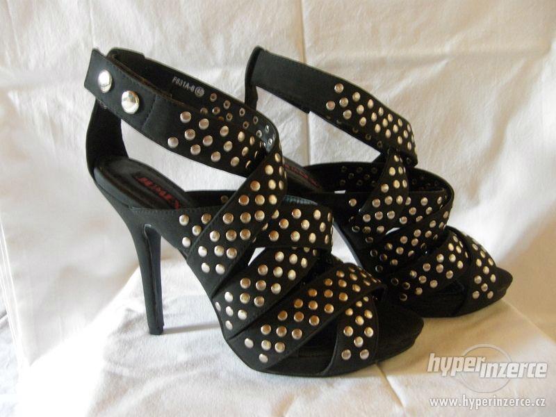 Nádherné luxusní kvalitní sandálky zdobené nýtky Jumex