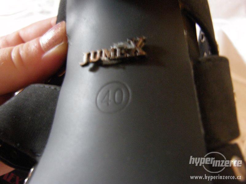 Nádherné luxusní kvalitní sandálky zdobené nýtky Jumex - foto 5