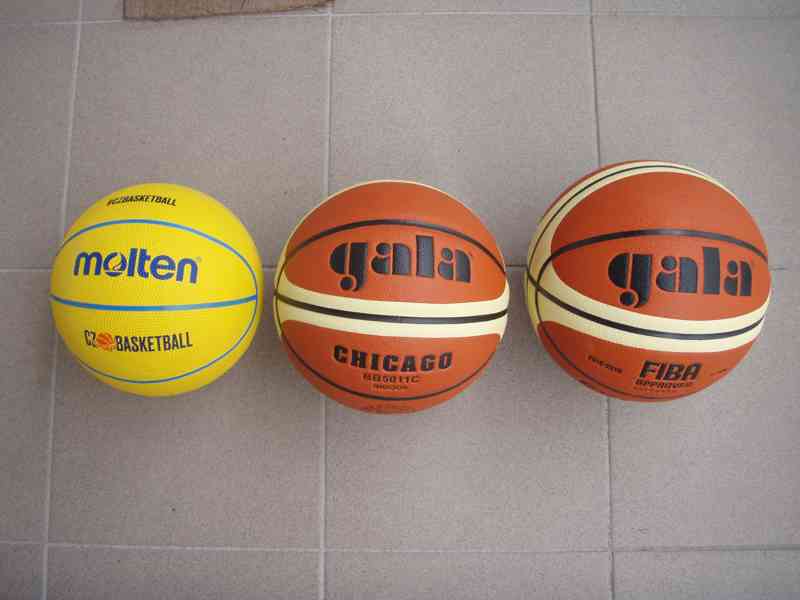 míče na basketbal - foto 1