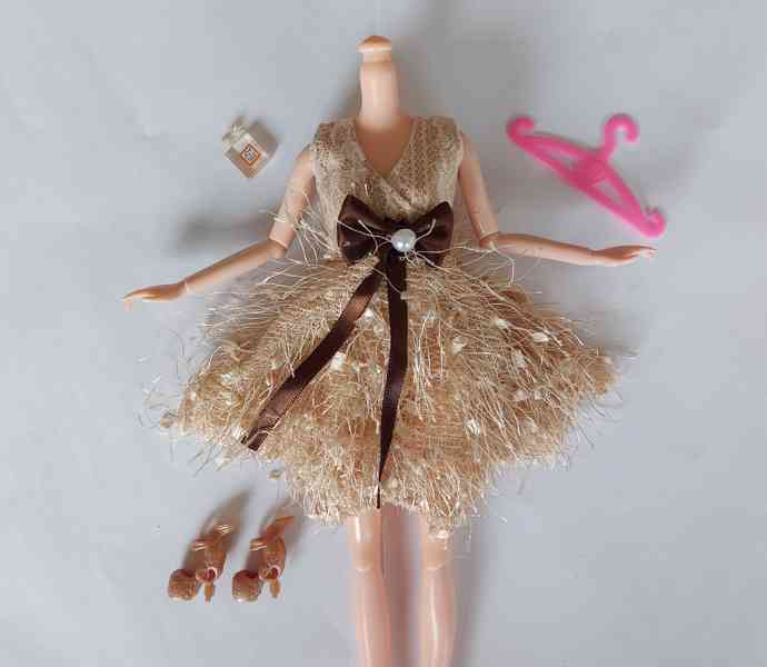 NOVÉ! Set pro panenku Barbie, šaty + boty + parfém + ramínko - foto 2