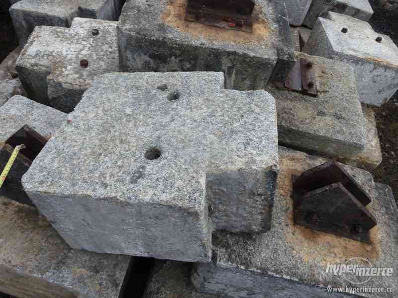Žulové základové kameny a bloky - foto 5