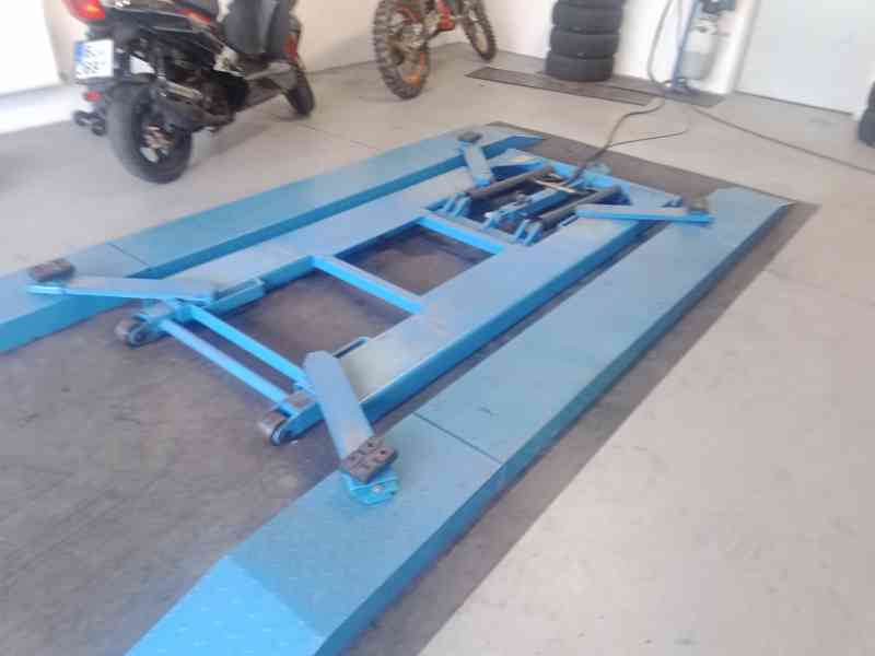 Prodám mobilní nůžkový zvedák do 2700kg - foto 2