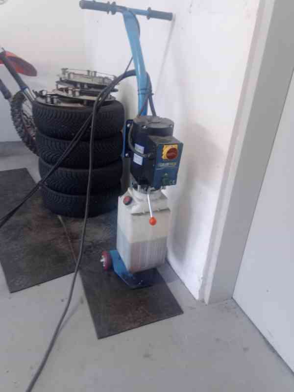 Prodám mobilní nůžkový zvedák do 2700kg - foto 5