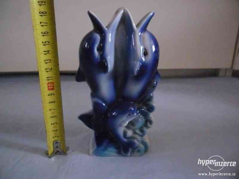 Porcelánová váza s delfíny - foto 2